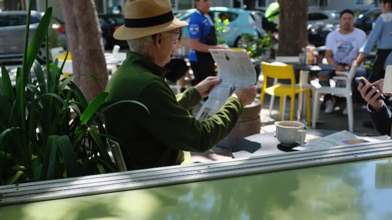 Hombre leyendo un periódico. / Kyle Ryan. / Unsplash