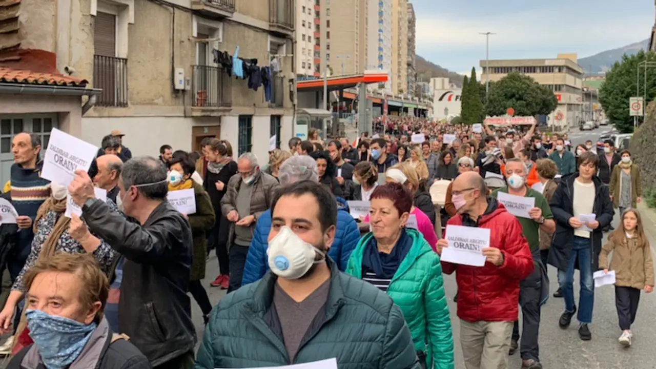 Vecinos marchando contra la inacción del Gobierno vasco. / TW