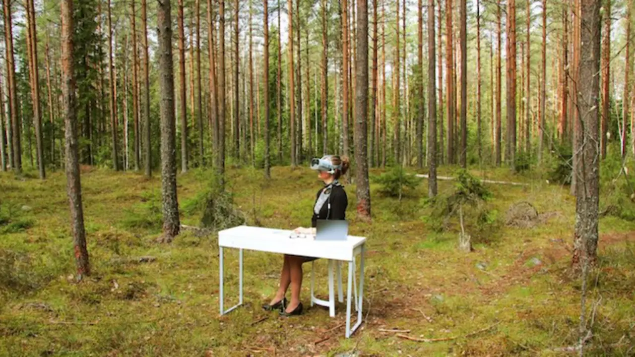 Mujer con gafas de realidad virtual en un bosque. / Korpi ForRest