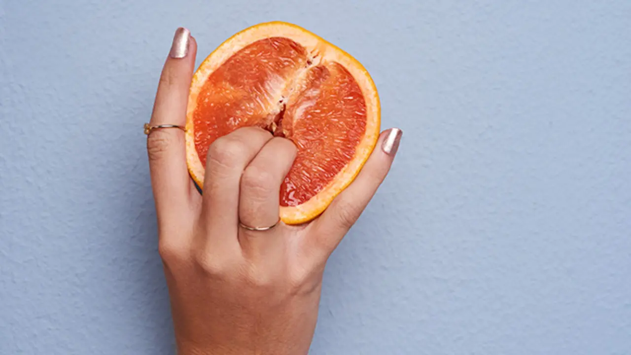 Naranja en las manos de una mujer. / lovesexing