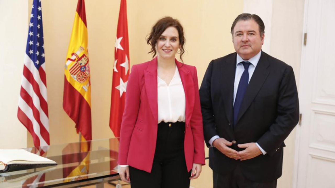 Isabel D&iacute;az Ayuso, con el embajador de EE UU /@IdiazAyuso