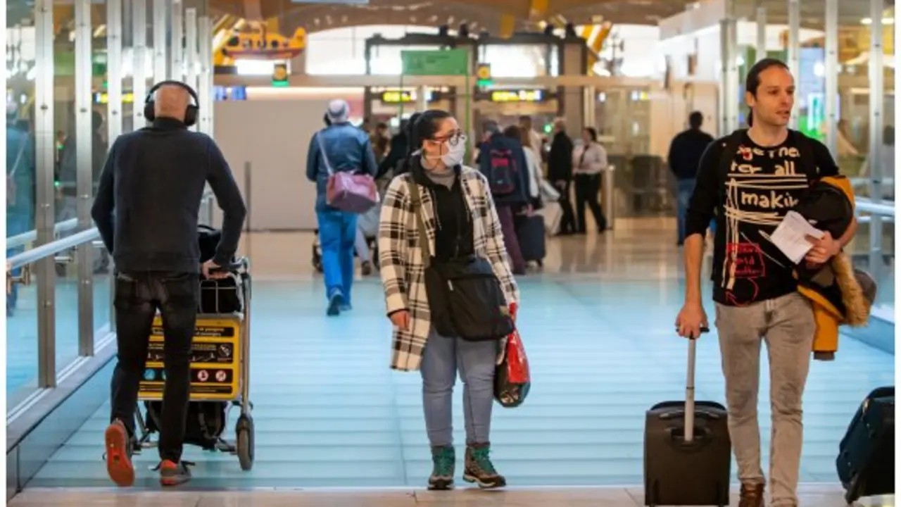 Turistas en aeropuerto. / Mundiario