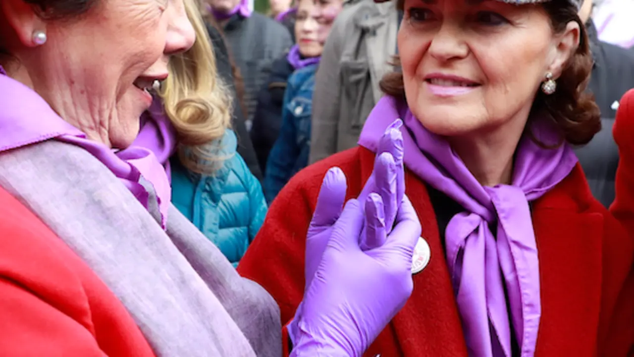 Isabel Celáa y Carmen Calvo, exministras, en una manifestación del 8M. / RR SS