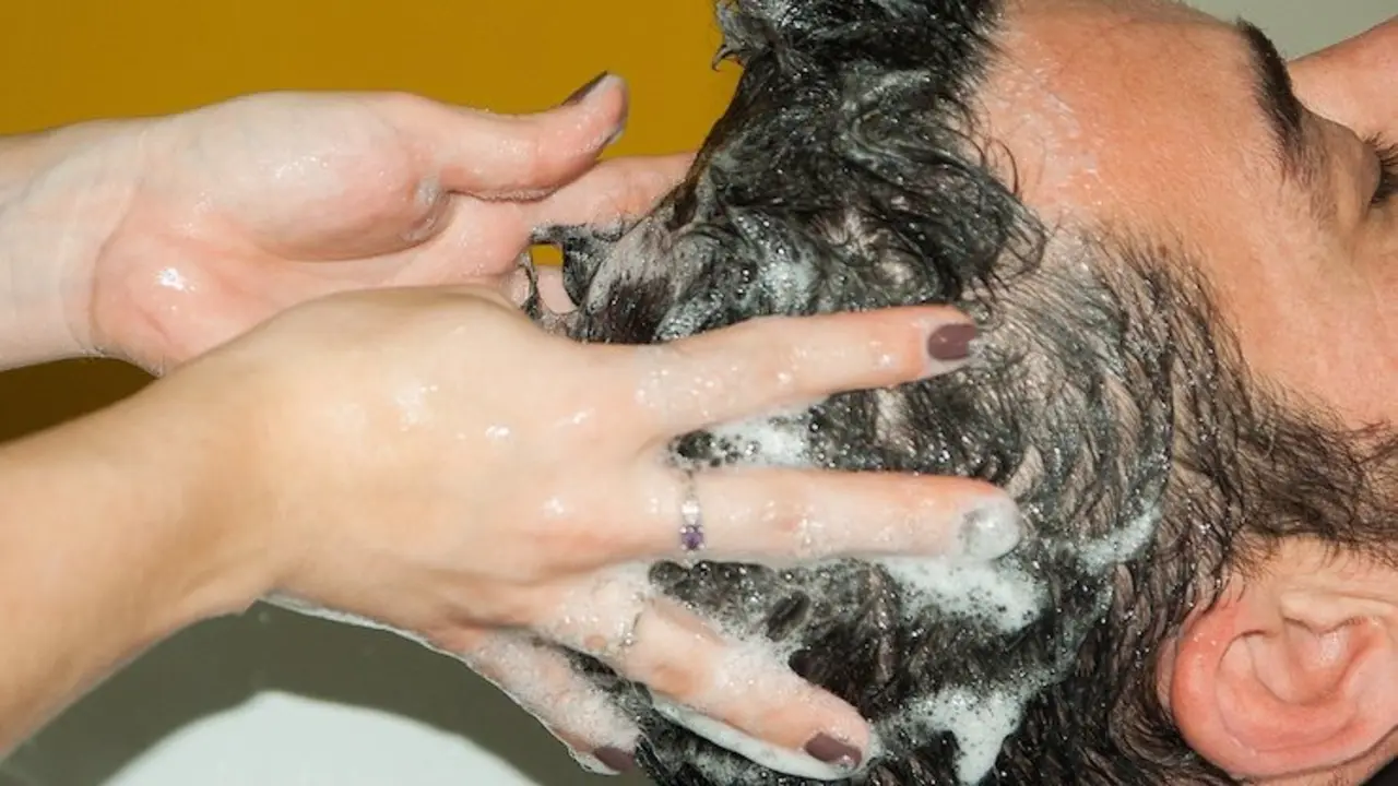 Hombre en una peluquería. / Jacqueline Macou. / Pixabay