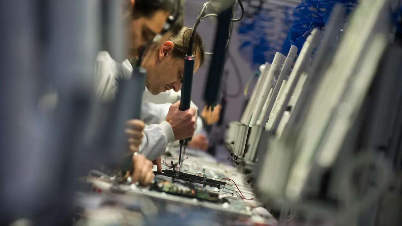 Trabajadores de electr&oacute;nica. / Miguel Riopa