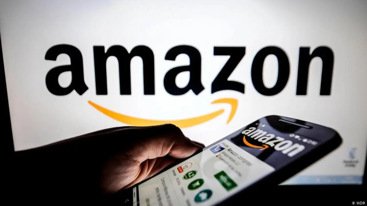 Logotipo de Amazon y un m&oacute;vil. / Archivo.