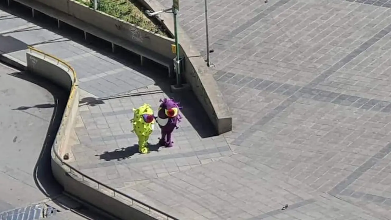 Dos personas disfrazadas de virus en la calles desiertas de La Paz, Bolivia. / TW @carlesgusau