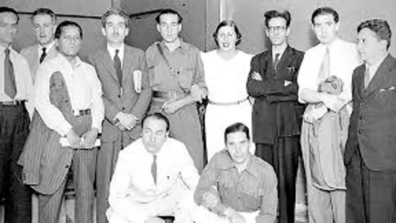 En el extremo izquierdo C&eacute;sar Vallejo, delante de &eacute;l Nicolas Guillen, y en cuclillas (con saco y corbata) Pablo Neruda, en el II Congreso Internacional de Escritores para la Defensa de la Cultur