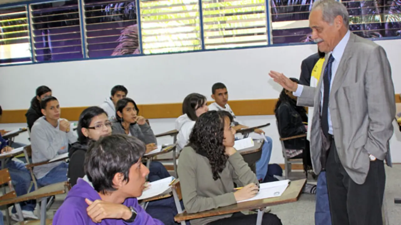Catedr&aacute;tico universitario impartiendo sus conocimientos.