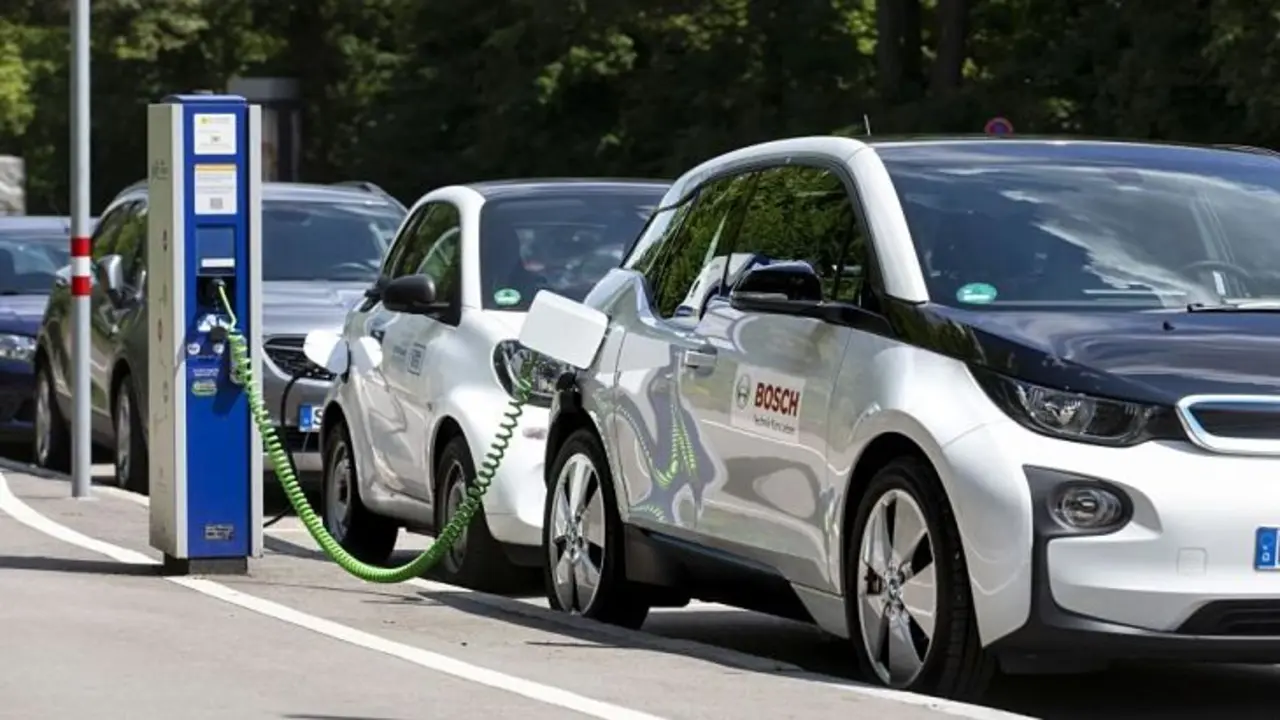 Un fila de coches el&eacute;ctricos. / Mundiario.
