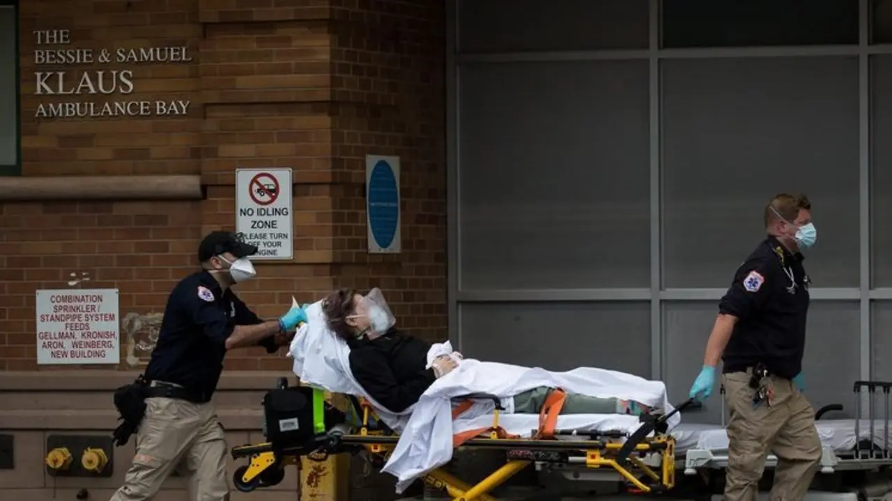 Trasladan a un paciente con coronavirus en Nueva York. / Twitter.