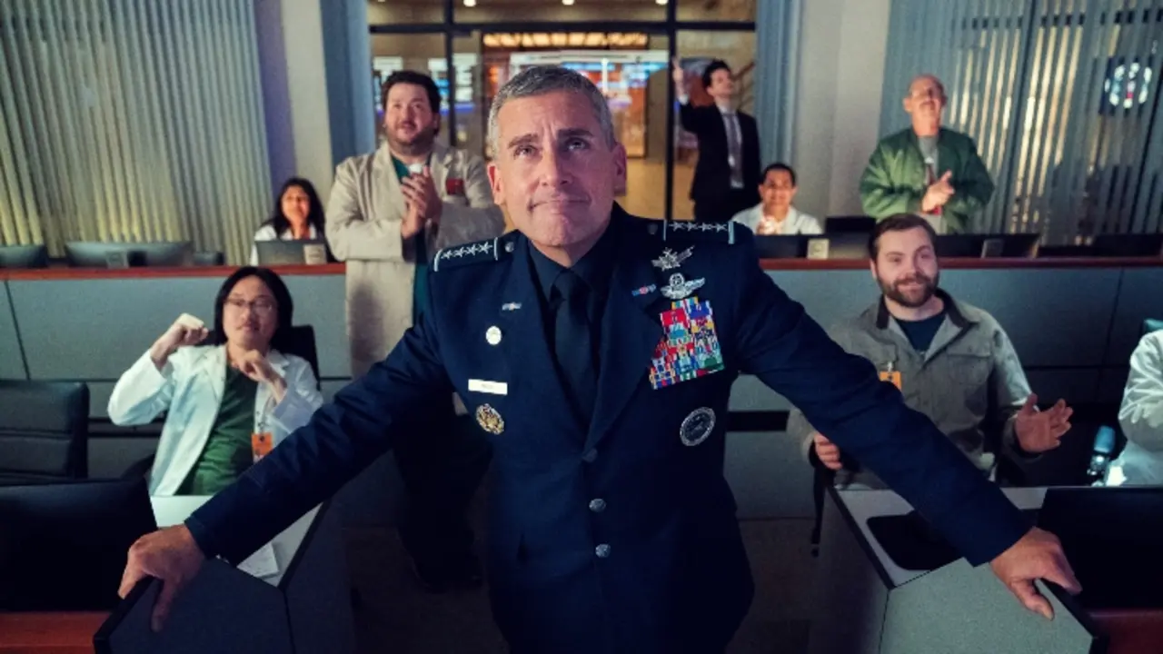 Steve Carell, actor, en la serie Space Force de Netflix. / Twitter @NetflixES