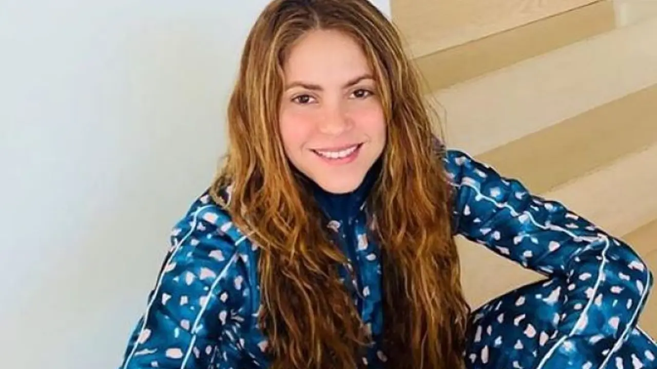 Shakira sentada en su casa_opt
