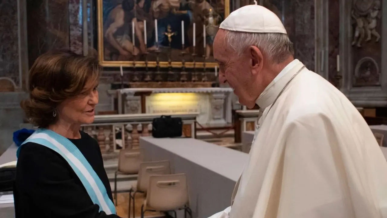 A prop&oacute;sito de la infalibilidad... Carmen Calvo saluda al Papa Francisco. / RR SS