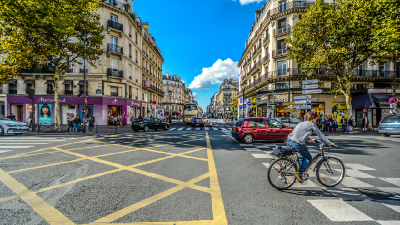 Persona manejando una bicicleta. / Pixabay