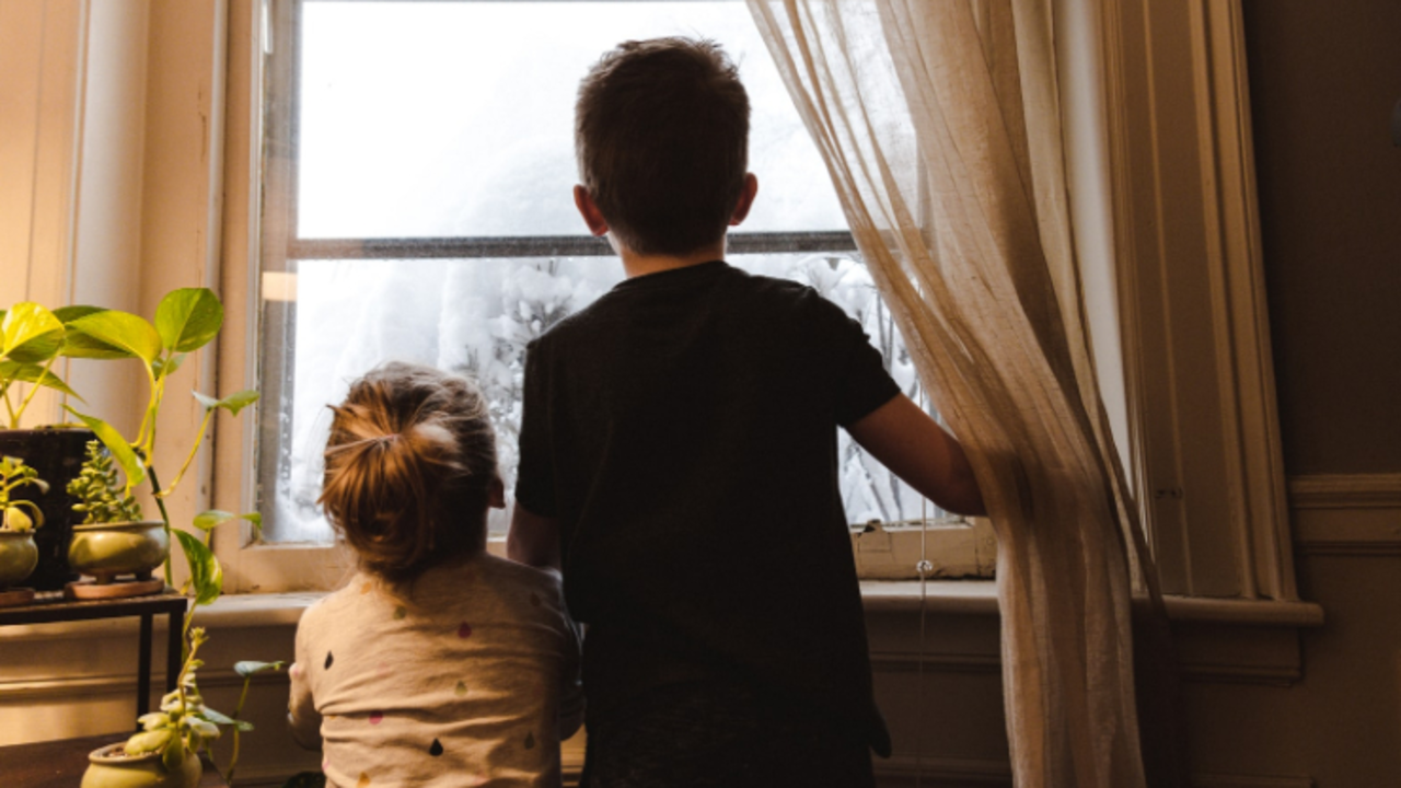 Ni&ntilde;os en una ventana. /  Unsplash.