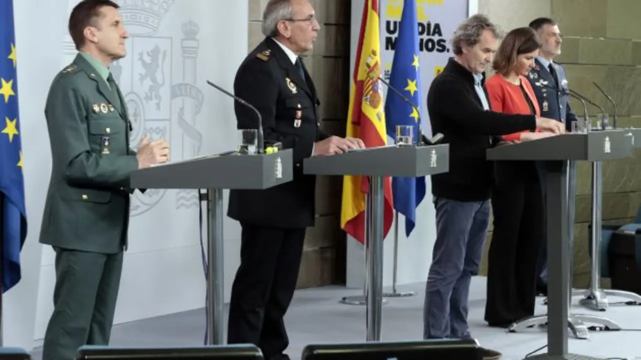 El jefe del Estado Mayor de la Guardia Civil, Jos&eacute; Manuel Santiago &ndash;primero por la izquierda&ndash;, en rueda de prensa. / La Moncloa