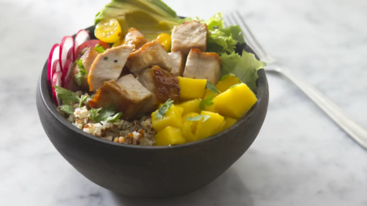 Bowl de quinoa, cerdo, mango y cilantro. / Chef Doreen Colondres.