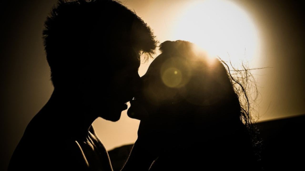 Una pareja besandose. / Pixabay