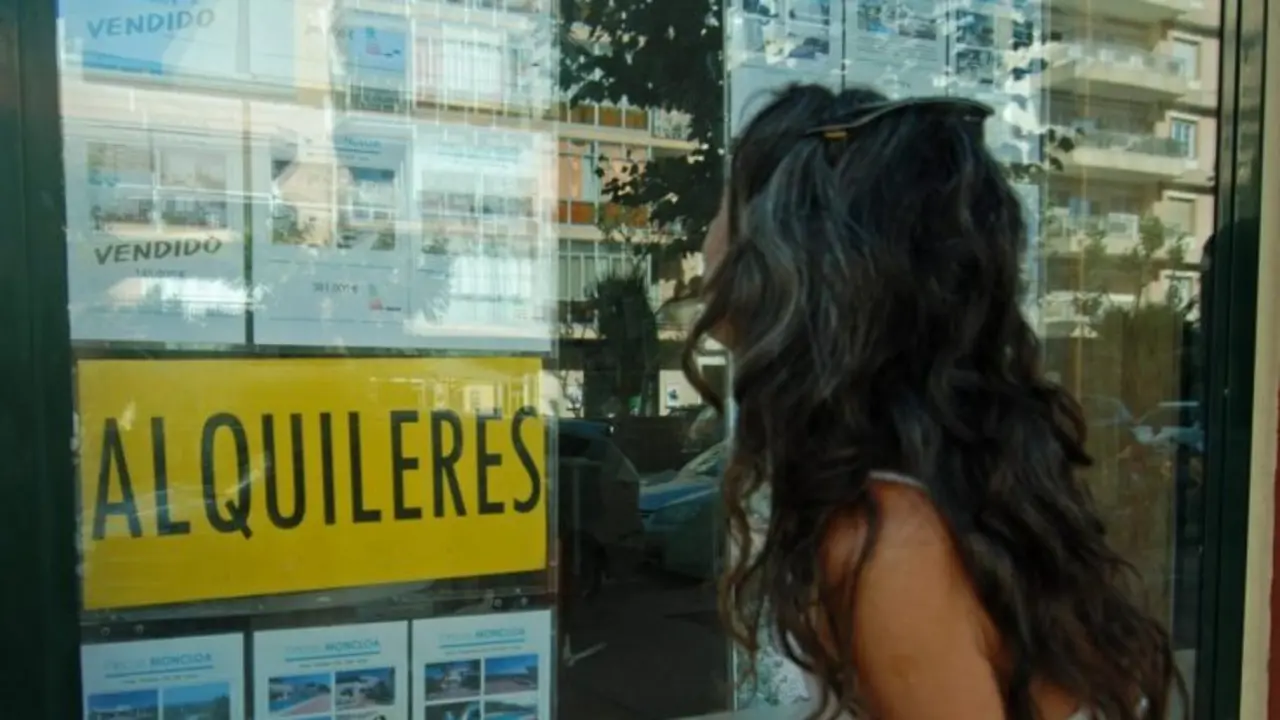 Una mujer buscando oferta de alquiler. / Pixabay