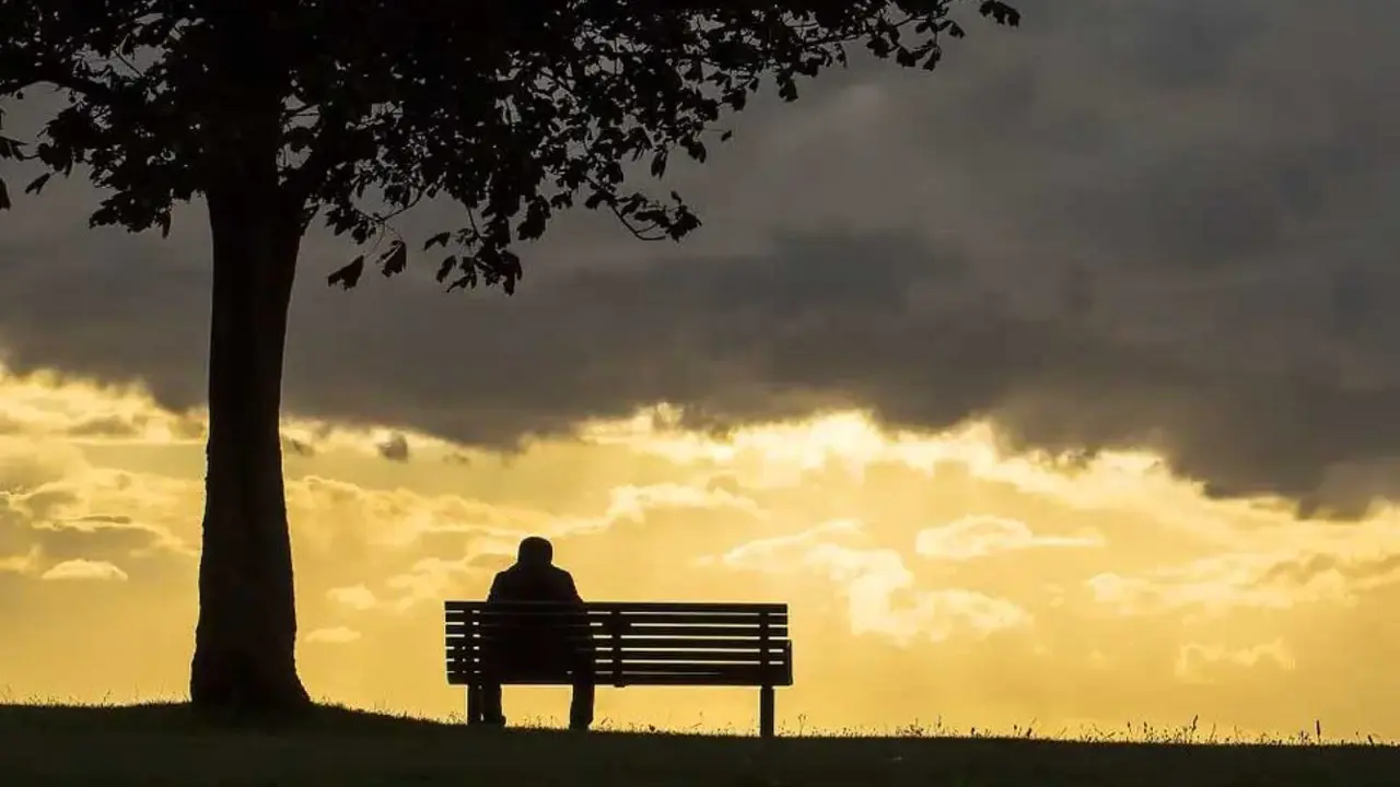 Una persona contempla el horizonte./ Mundiario