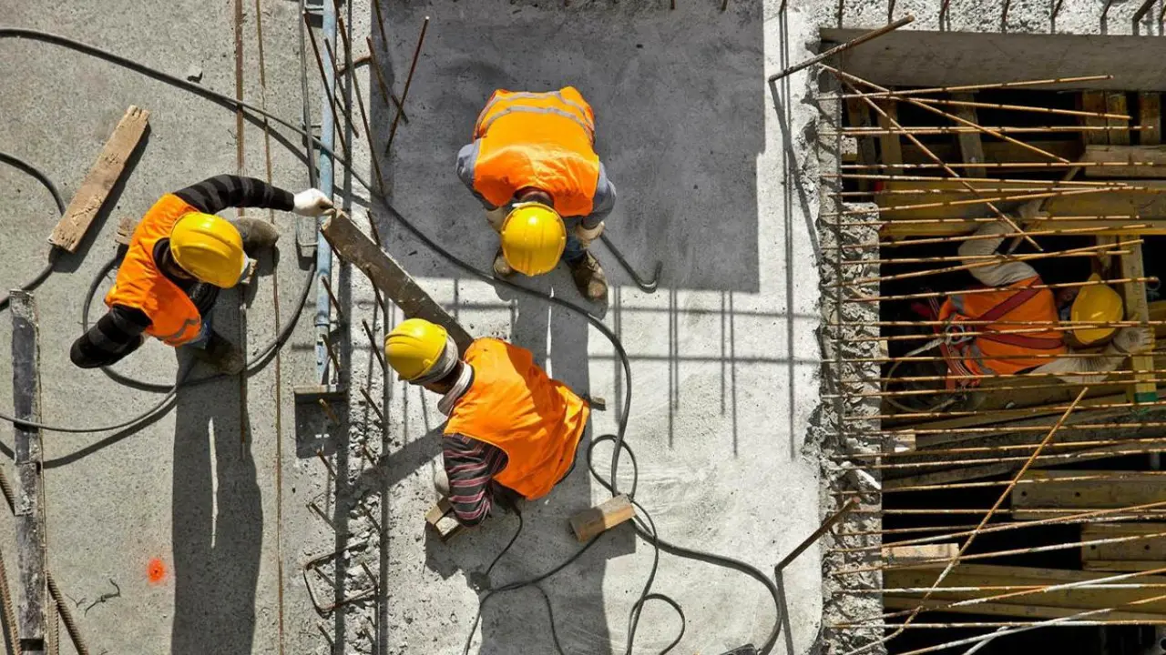 Obreros trabajando. / Mundiario