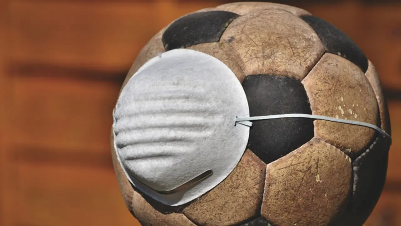 Bal&oacute;n de f&uacute;tbol con mascarilla. / Pixabay