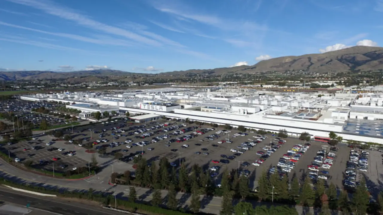 Vista externa de la fabrica Tesla en California, Estados Unidos_opt