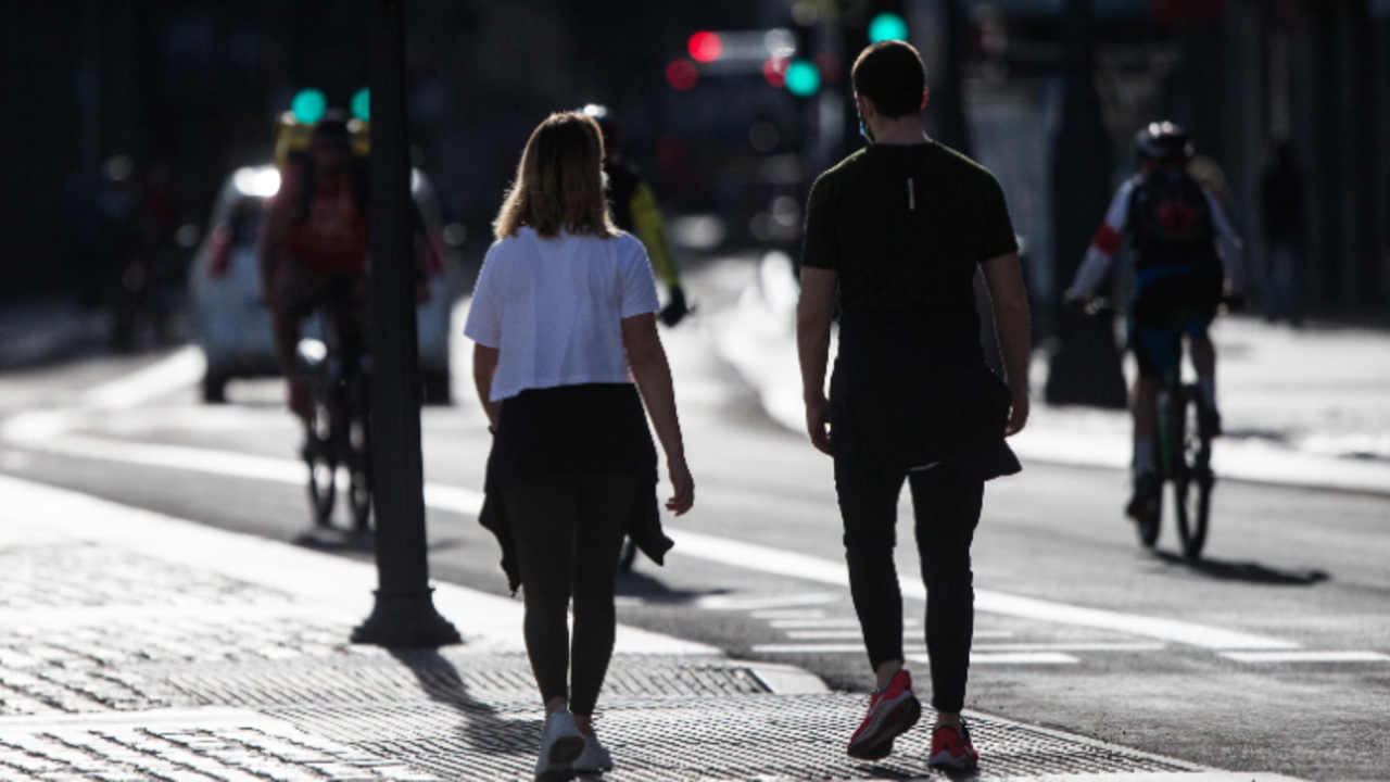 Personas caminando en una calle. / Pixabay