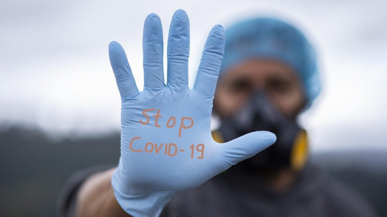 Una persona indica el stop a la Covid-19. / PIxabay