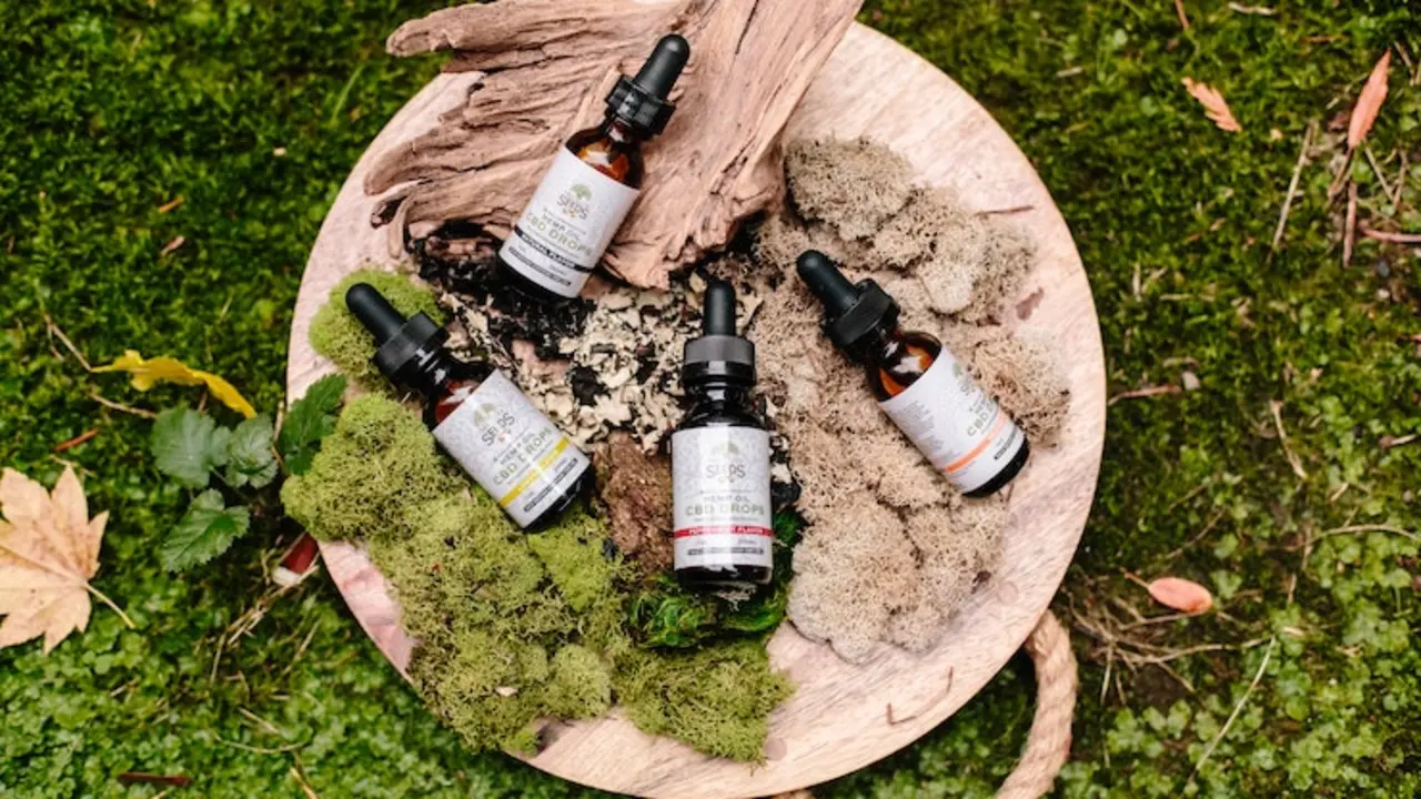 Botellas de aceite de CBD.