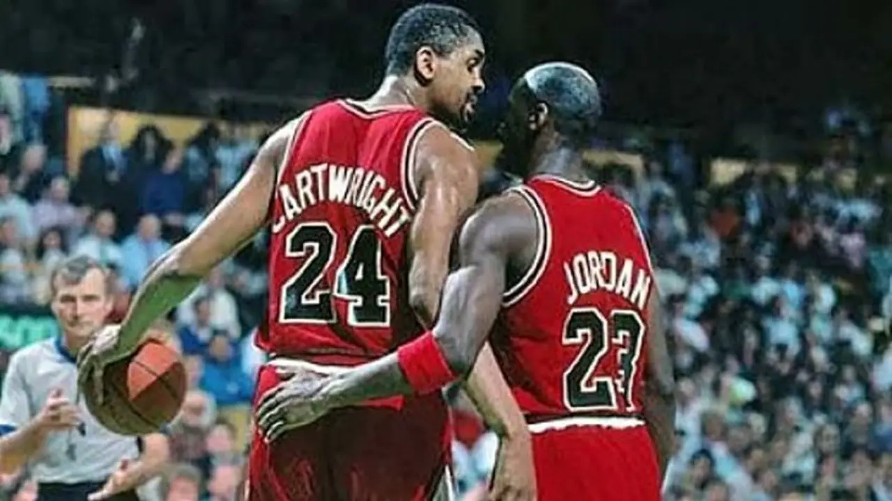 Bill Cartwright y Michael Jordan cuando eran compa&ntilde;eros_opt_opt