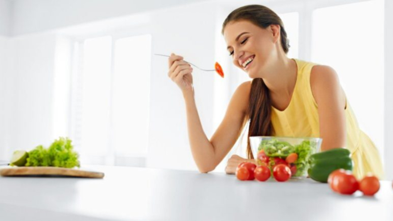 Una mujer comiendo. / Pixabay