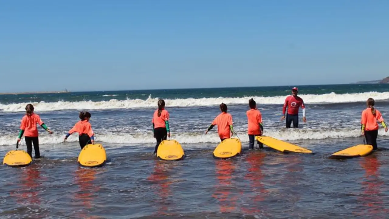 Surfistas en Bastiagueiro (Oleiros, A Coruña). / Mundiario