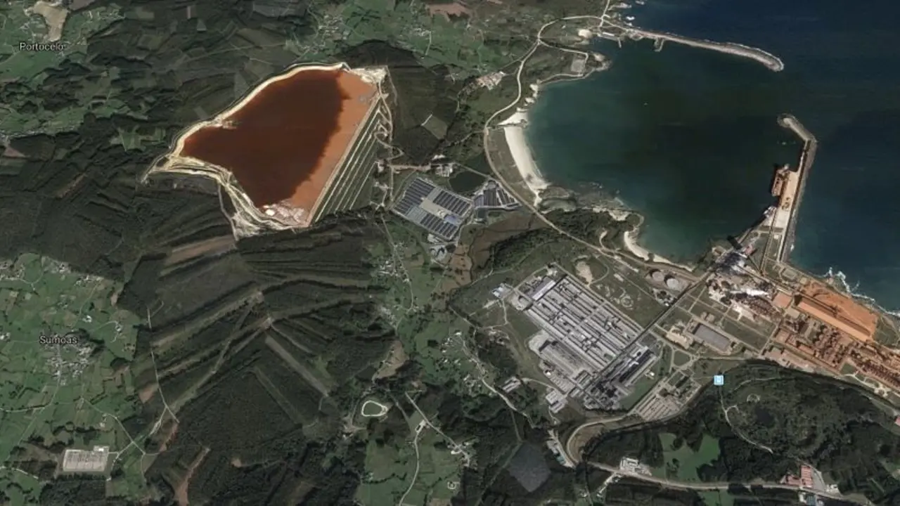 El complejo de Alúmina-Aluminio en San Cibrao (Lugo), junto a la balsa de lodos de Alcoa. / Mundiario