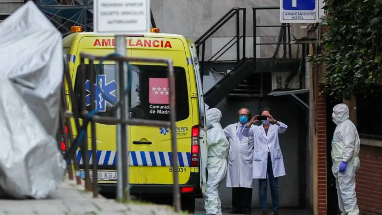 Sanitarios atendiendo enfermos. / Mundiario
