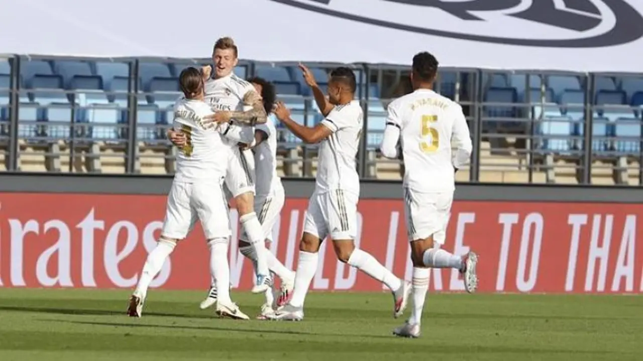 Jugadores del Madrid celebran el gol de Kroos