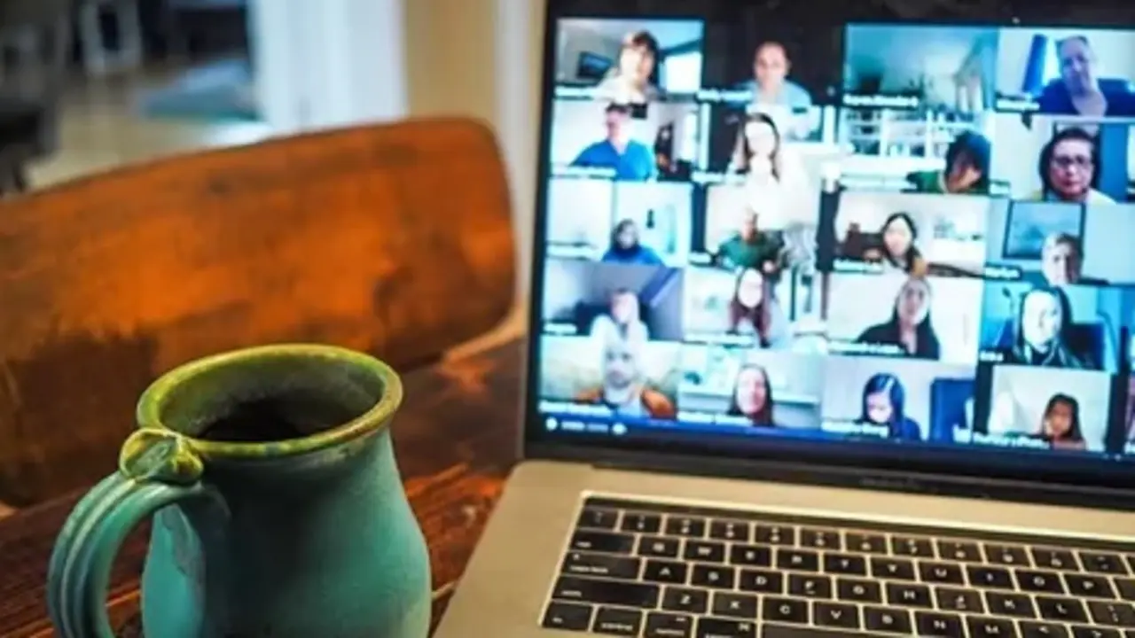 Videollamada a trav&eacute;s de Zoom /Archivo
