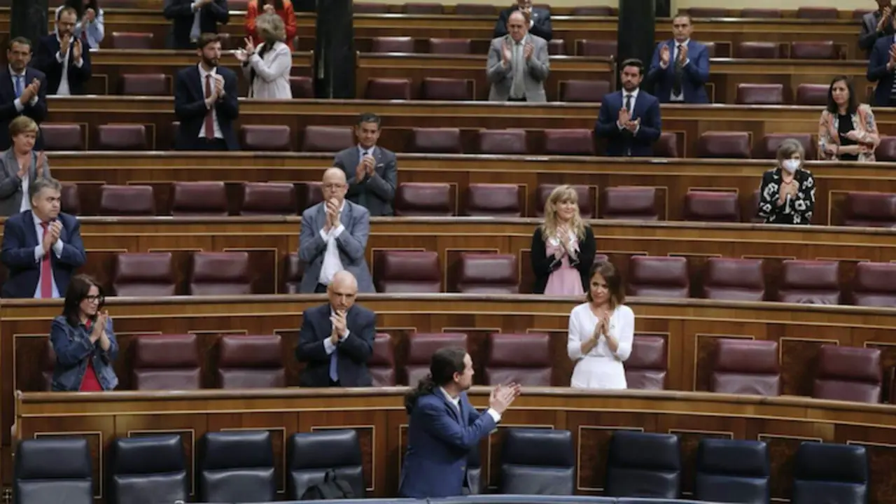 Diputados socialistas y podemitas aplaudiéndose en el Congreso. / Imagen TV