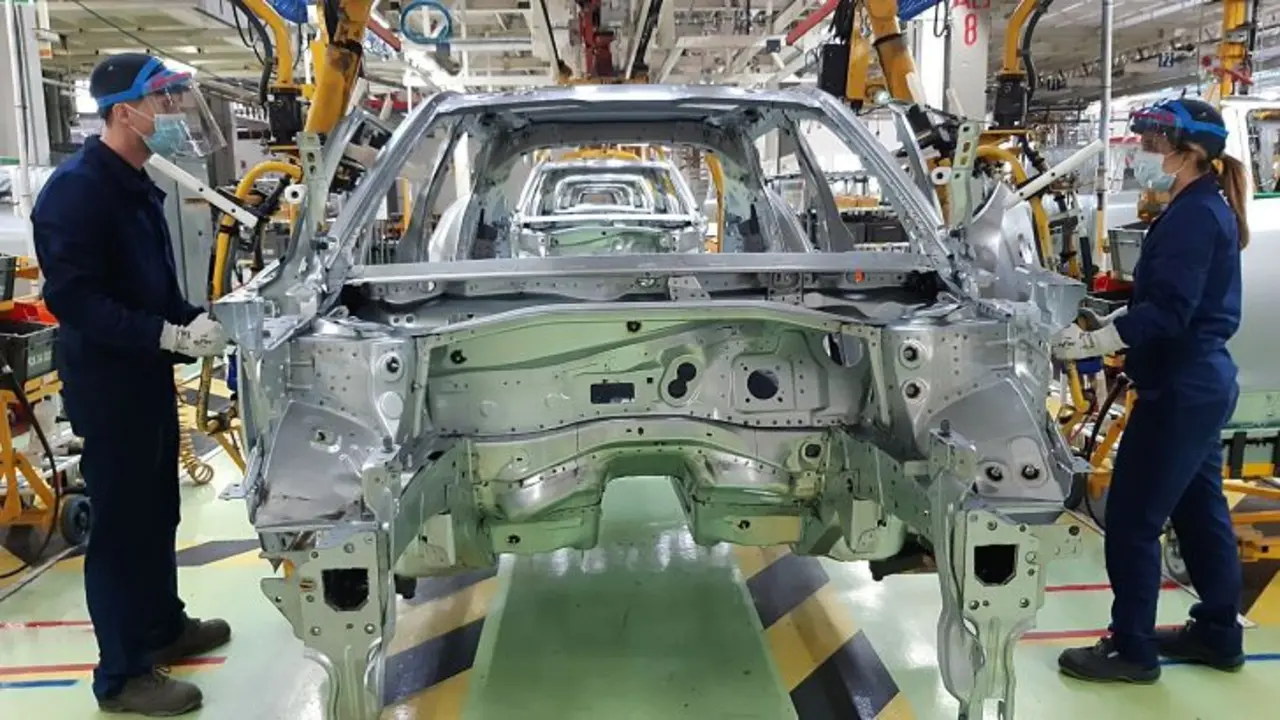 Trabajadores en una planta de Nissan.