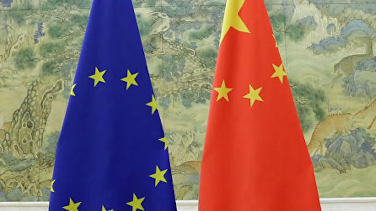 Bandera de la UE y China./RR.SS