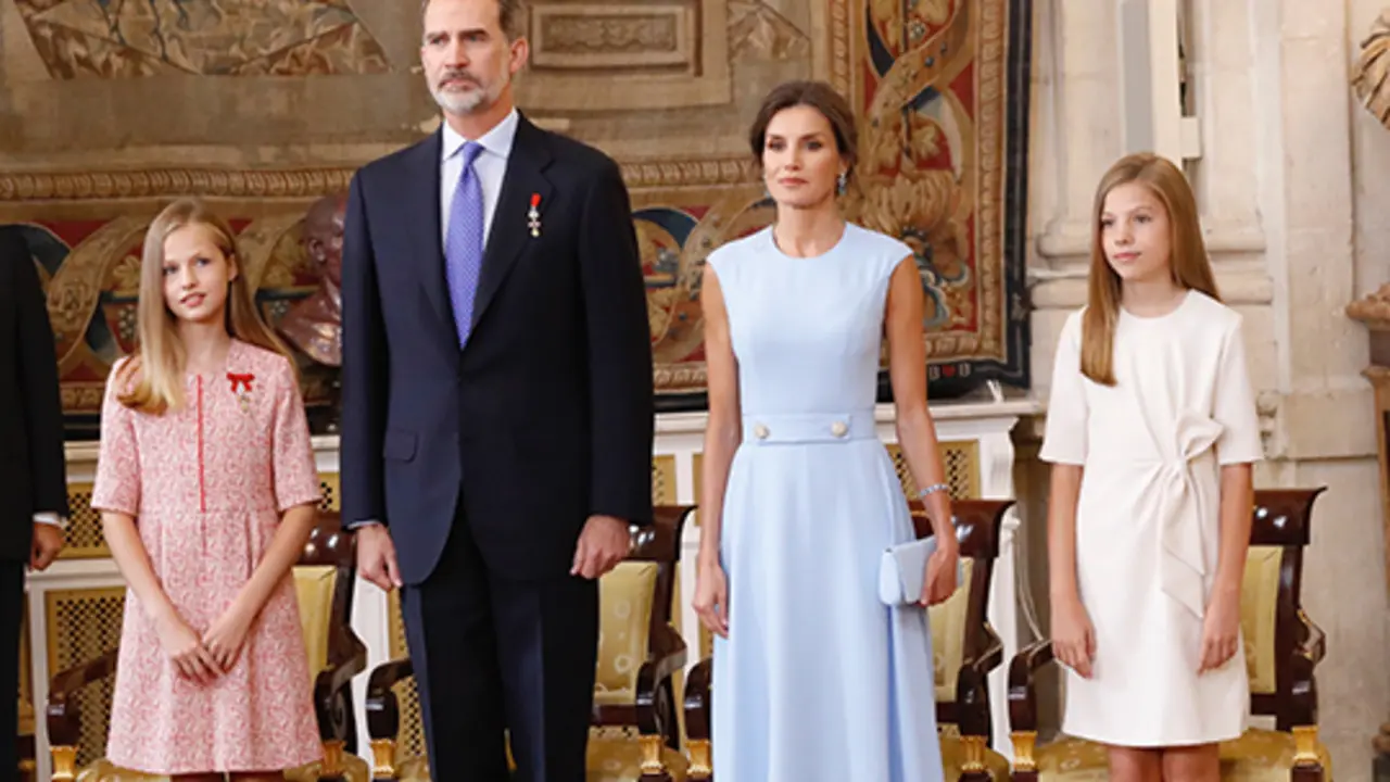 La Familia Real en el Sal&oacute;n de Columnas del Palacio Real de Madrid. / Casa Real