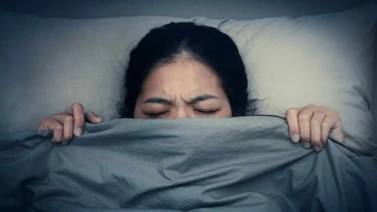 Una mujer intentado dormir. / Psicoportal.