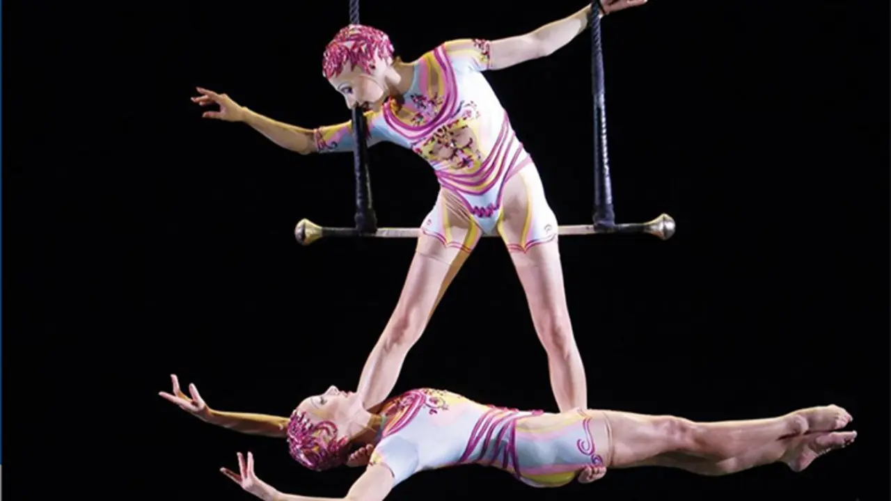 Acr&oacute;batas en el Circo del Sol ./ Instagram @cirquedusoleil