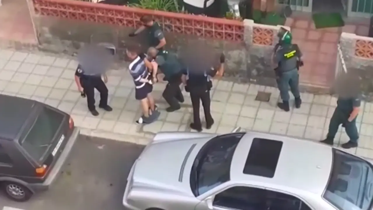 Momento de la detención del joven británico. / Youtube BTC