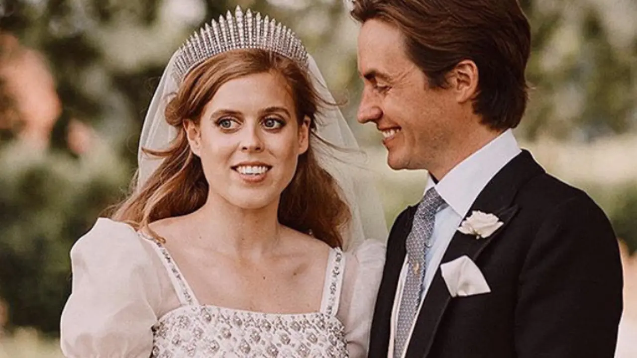 La princesa Beatriz de York junto a su esposo Edoardo Mapelli Mozzi. Palacio de Buckingham.