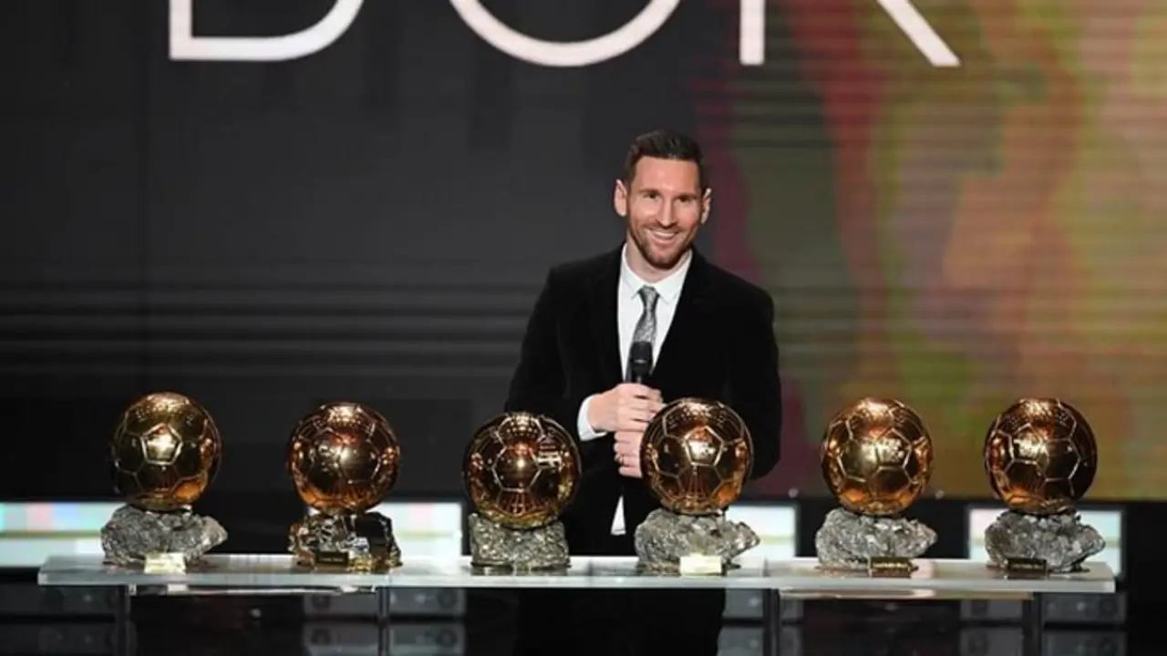 Lionel Messi junto con los Balones de Oro que ha ganado. / France Football