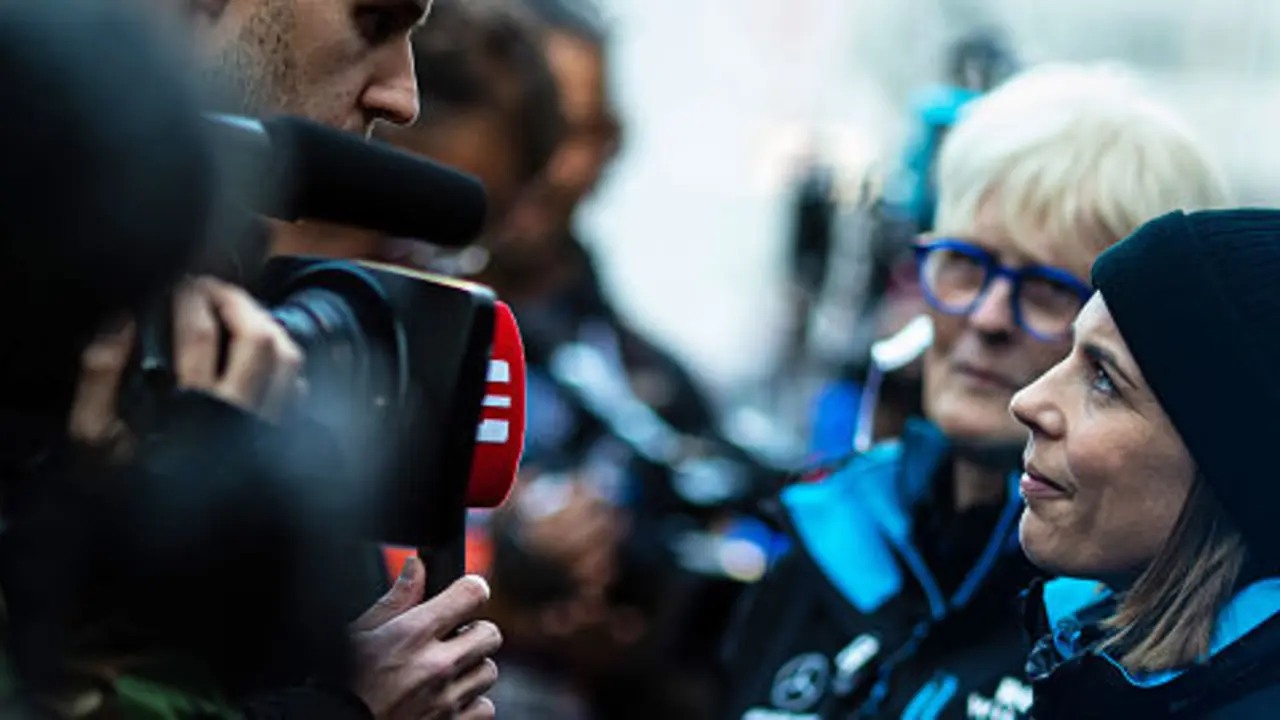 Claire Williams atendiendo a la prensa. / Web Williams