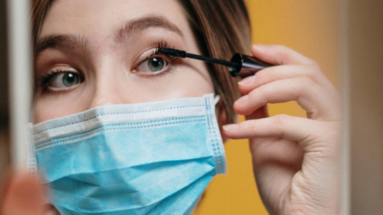 Maquillaje de ojos. / Pexel
