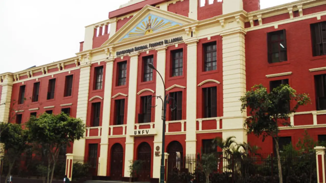 Frontis del hist&oacute;rico Local Central de la UNFV, en el Centro de Lima, capital del Per&uacute;.